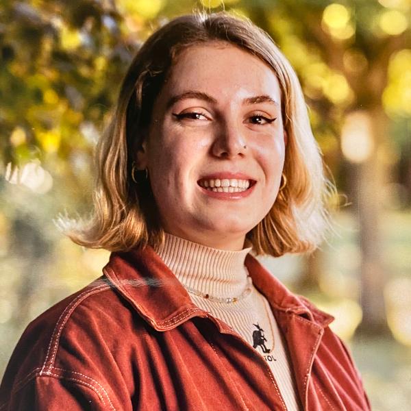 Charlotte Bull headshot